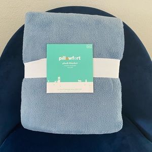 NWT Pillowfort Twin Size Light Blue Plush Blanket